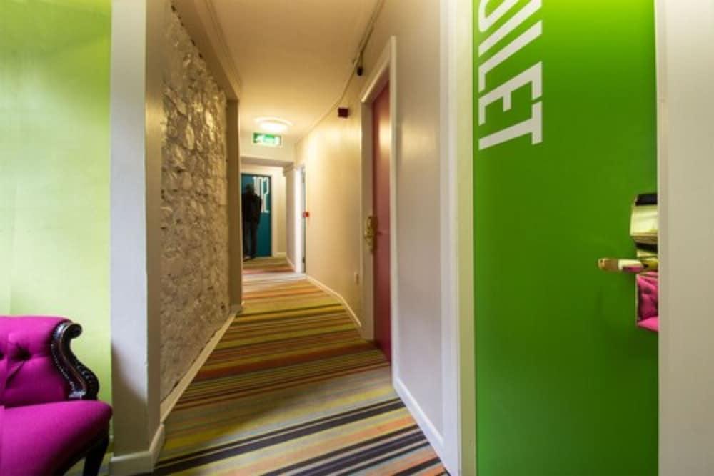 Snoozles Quay Street Tourist Hostel Голуэй Экстерьер фото