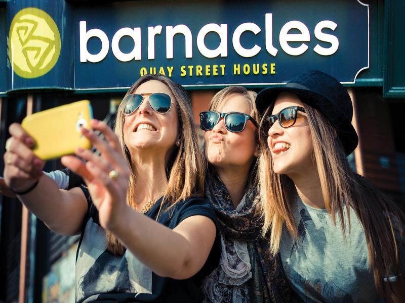 Snoozles Quay Street Tourist Hostel Голуэй Экстерьер фото