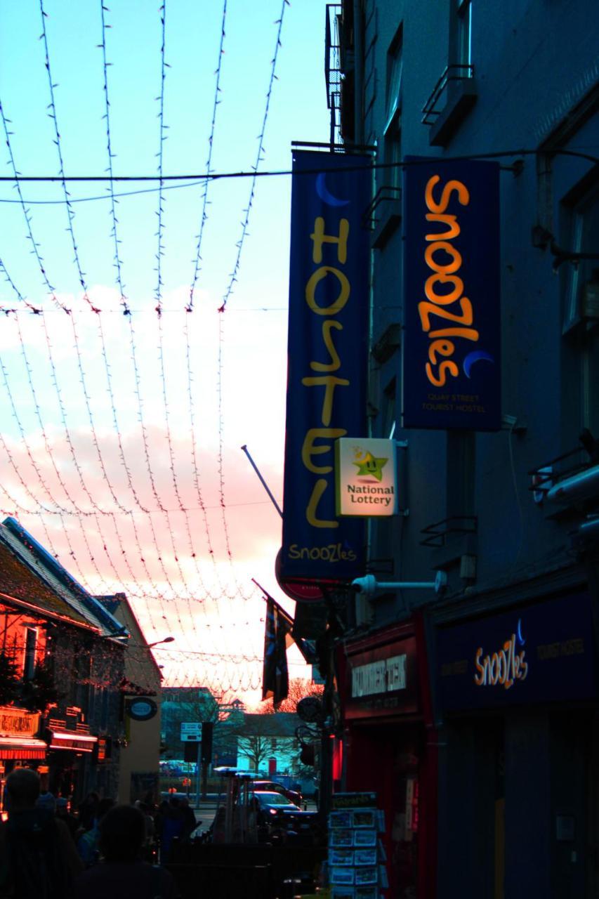 Snoozles Quay Street Tourist Hostel Голуэй Экстерьер фото